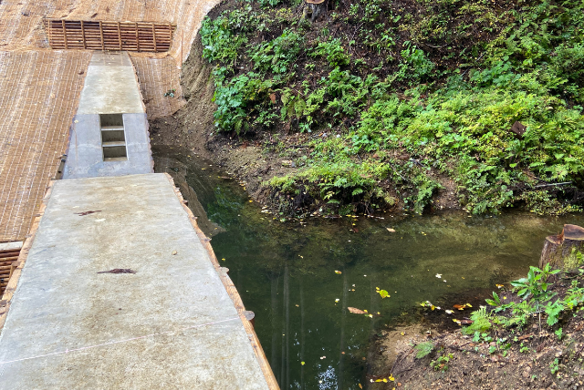 完成したダムが水を堰き止めているところ